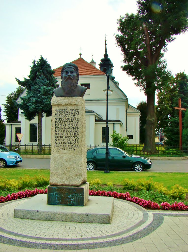 Obelisk z 1953 roku upamiętniający 450 rocznicę urodzin wolborzanina Andrzeja Frycza Modrzewskiego.Popiersie zostało dodane w 1978 roku by Witold Lewandowski