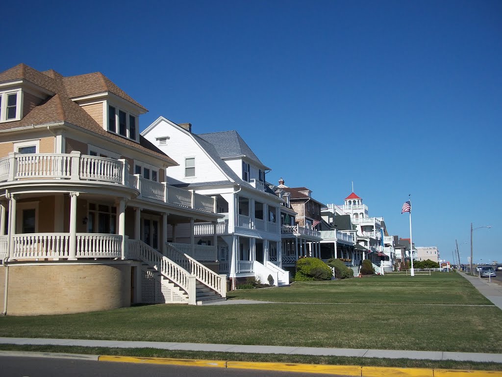 Cape May - Looking north at houses on Beach Ave from Jefferson St. by kiwanji