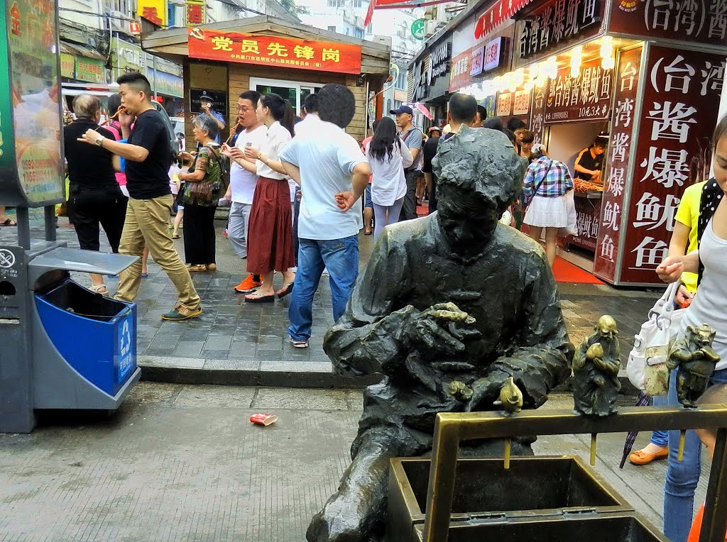 廈門步行街小吃攤 snack stalls at Xiamen pedestrian street by lienyuan lee