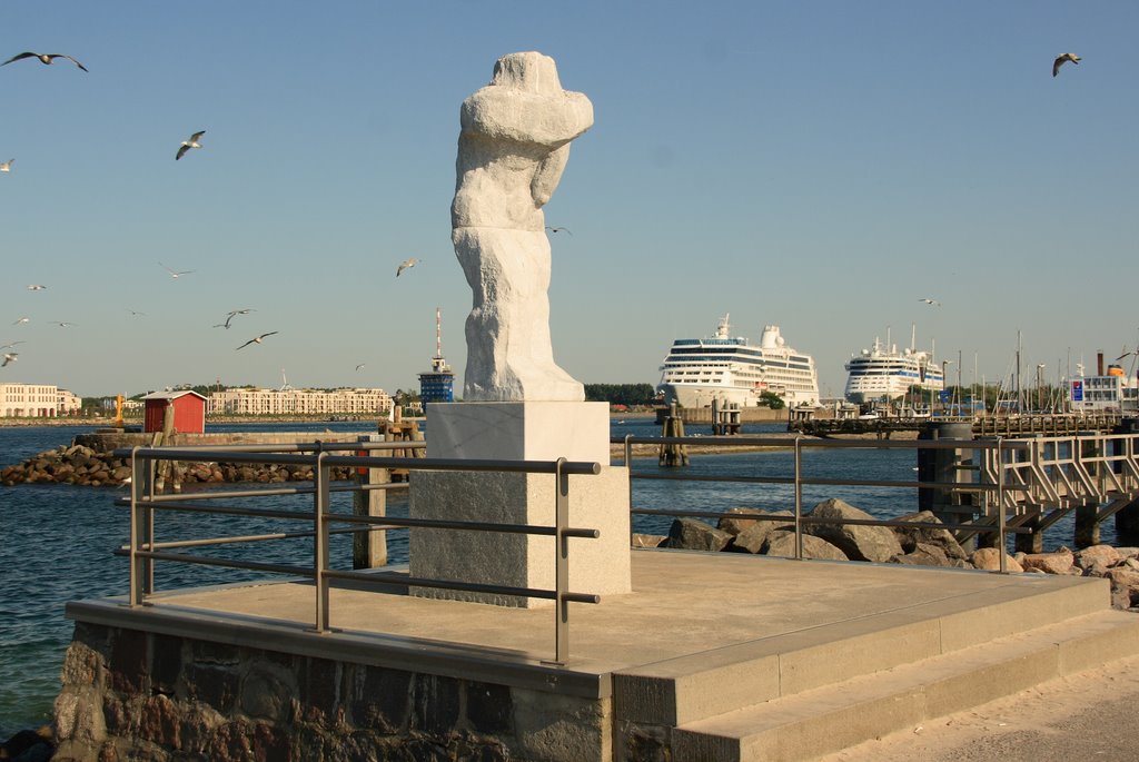 Warnemünde, Westmole by Thomas Schwenk