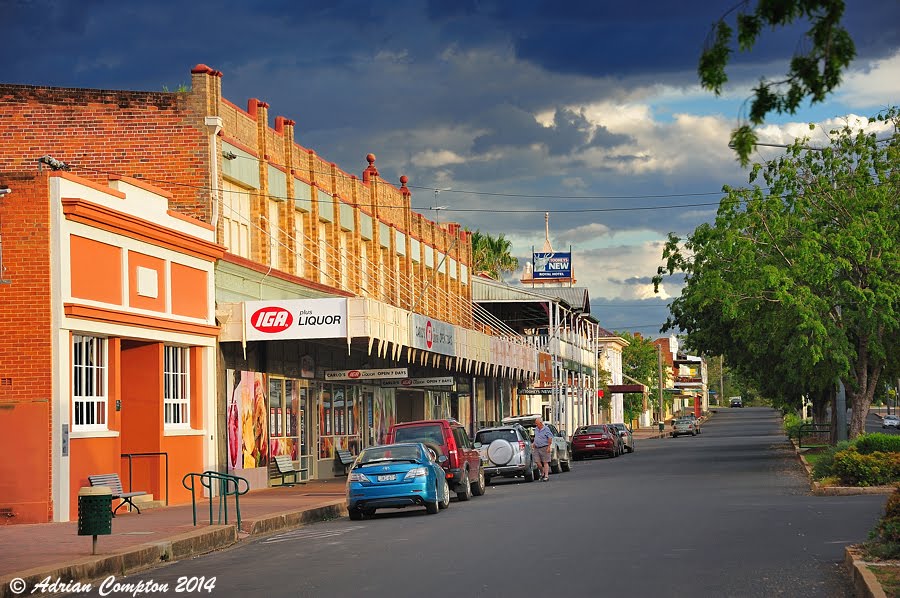 An approaching storm at Manilla, NSW. Feb 2014. by Adrian Compton