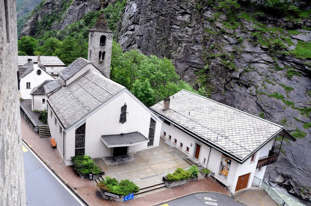 Kirche fotografiert aus dem Stockalperturm by Marcel Baechler