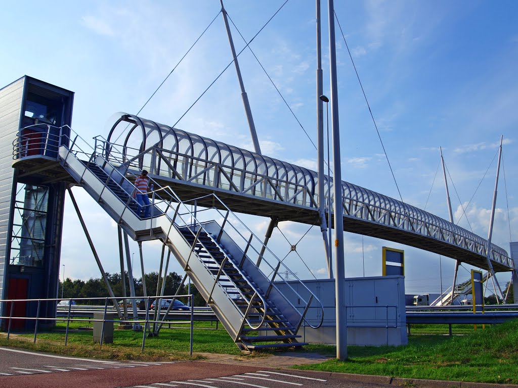 Schöne architektonische Brücke über der Autobahn A12 in den Niederlanden. Aufgenommen am Abend des 05.08.2014 by One A