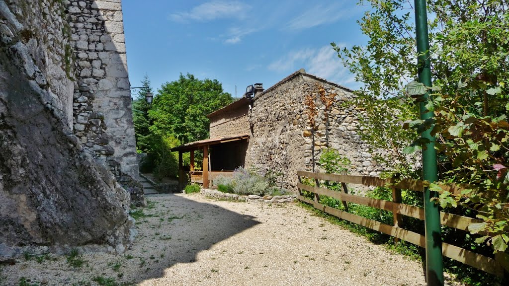 Ruelle derrière le Château by alxiskaff