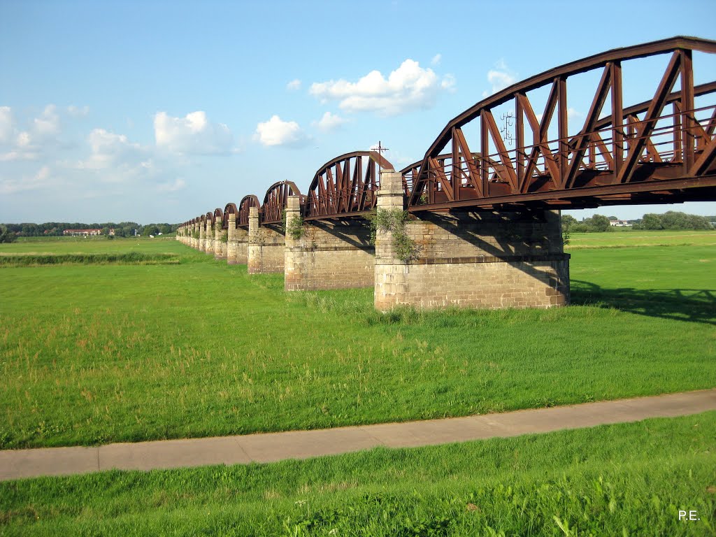 Die Eisenbahnbrücke by Peter Eilbrecht