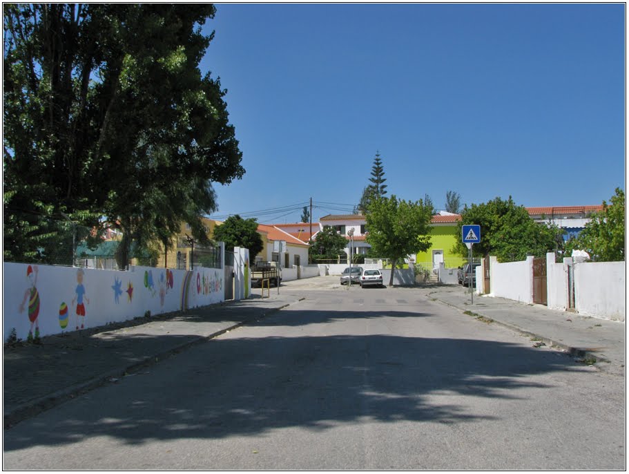 Rua 31 de Outubro e Jardim de Infância by André Barragon