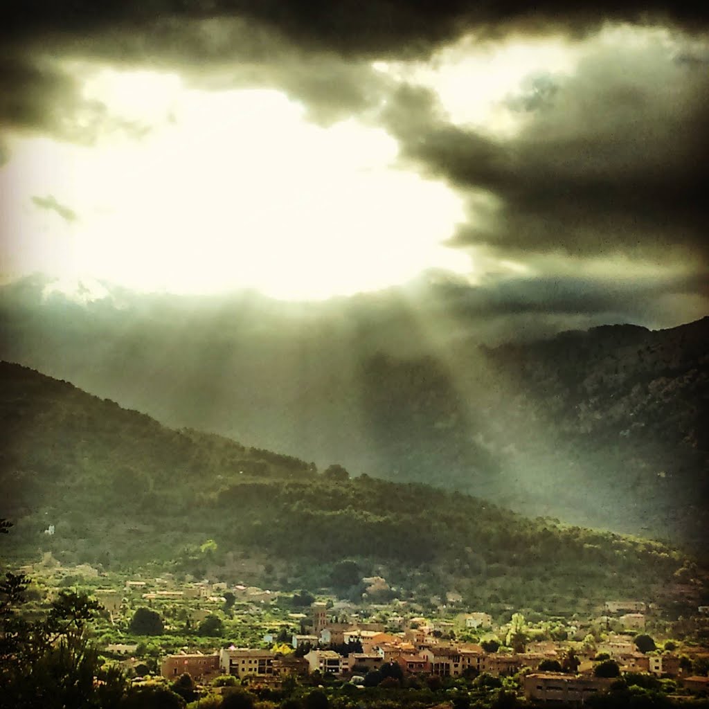 Ray of Light over Sóller by gabachat