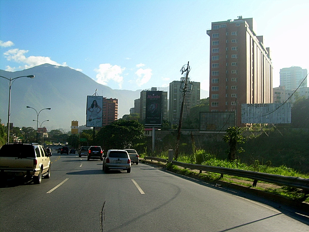 Autopista Prados del Este desde La Trinidad al Centro de Caracas by Edgar Alexander Tova…