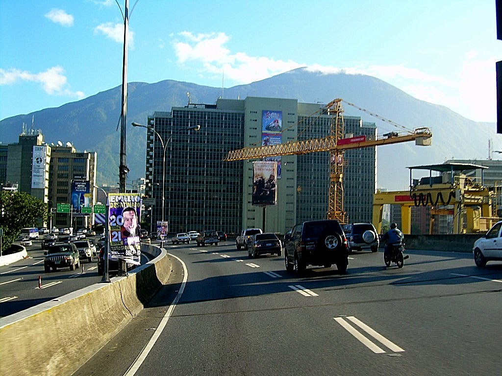 Autopista Prados del Este desde La Trinidad al Centro de Caracas by Edgar Alexander Tova…