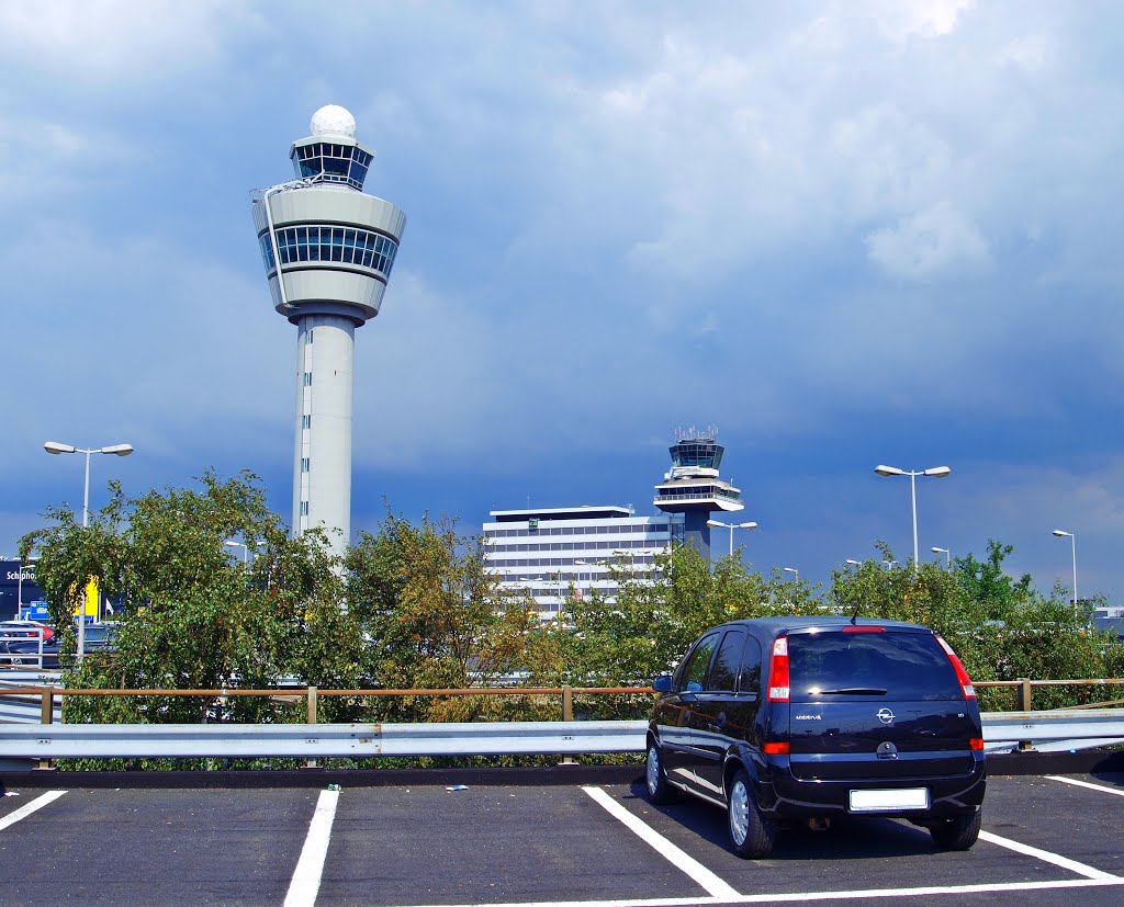 Parkhaus direkt am Airport Schiphol ( AMS / EHAM ) in Amsterdam mit Blick auf dem Tower. Aufgenommen am 05.08.2014 by One A