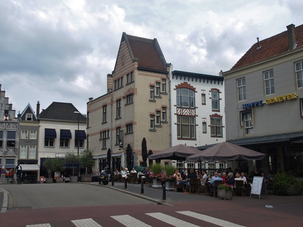 Voormalig kantoorgebouw met bovenwoning aan de Groenmarkt 70/ Visbrug 2 in Dordrecht, ontworpen door architect H.A. Reus (1872-1935). by Hans R. van der Woud…