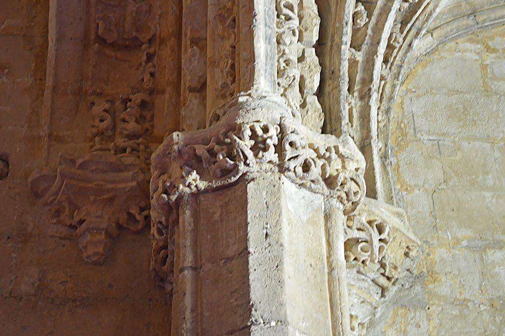 Columna que soporta el Coro del Templo del Monasterio de la Victoria by Manuel López Gutiérr…