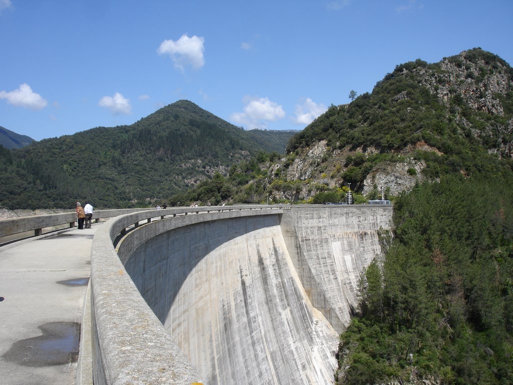 Presa de Susqueda by Albert J