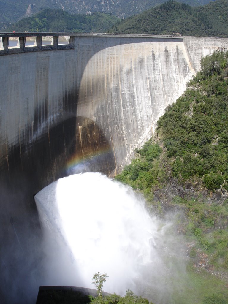 Presa de Susqueda by Albert J