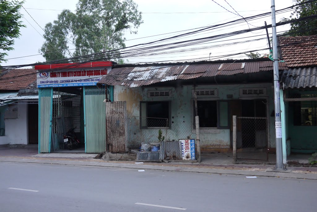 Walking through Quang Ngai by Sven Mueller