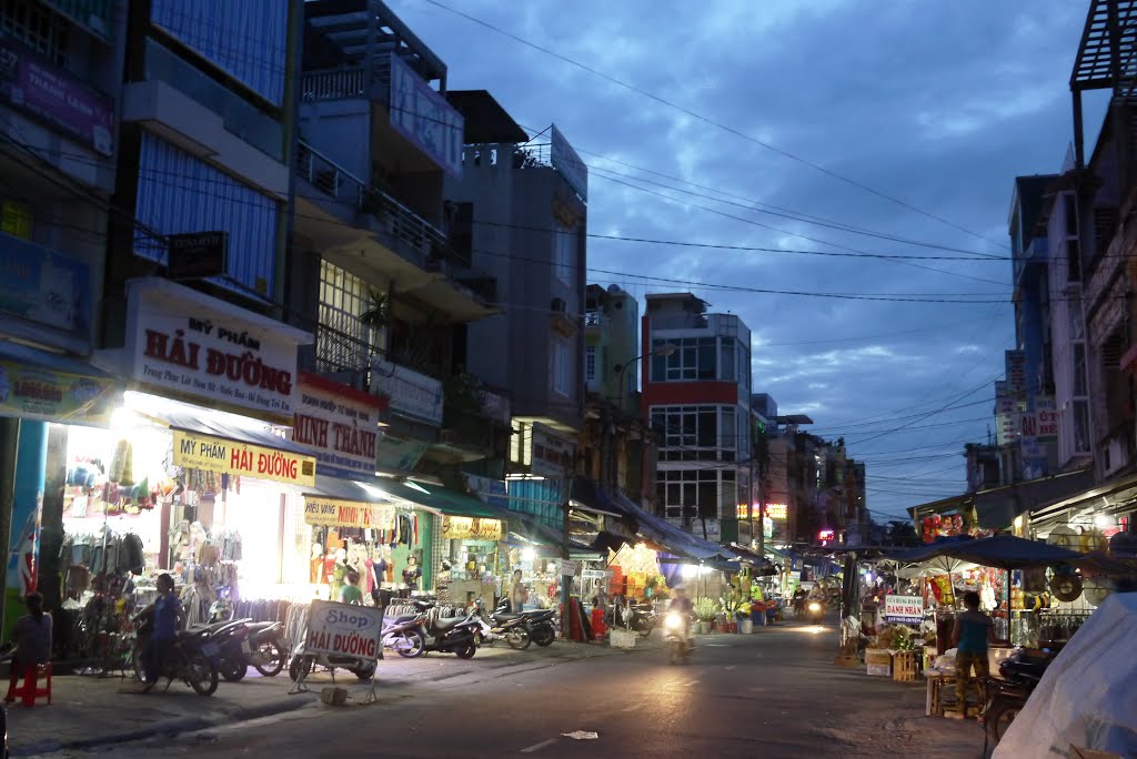 Walking through Quang Ngai by Sven Mueller