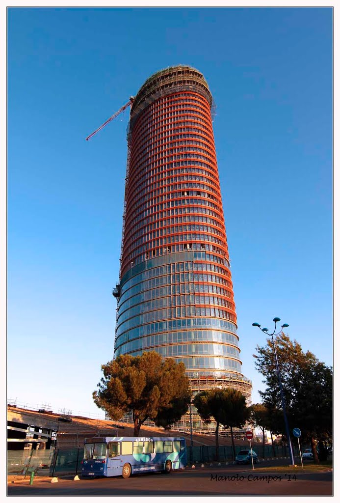 Así está la torre Pelli, Sevilla. by Manolo Campos