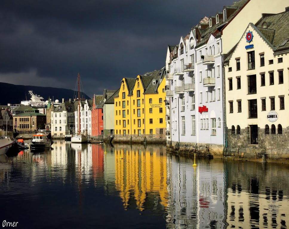 Ålesund by Andreas Jendrichowsk…