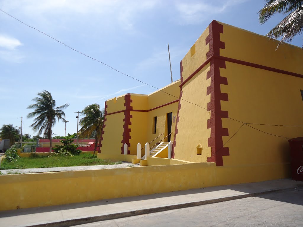 Fuerte de Santiago ("El Castillo), Sisal, Yucatán. by Misael Lavadores