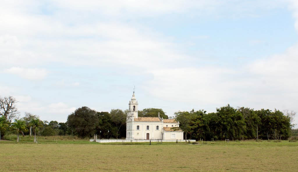 Igreja de Santa Rita de Cassia, vista da SP-132, Pindamonhangaba, SP, Brazil by Efraim Omar Revelo