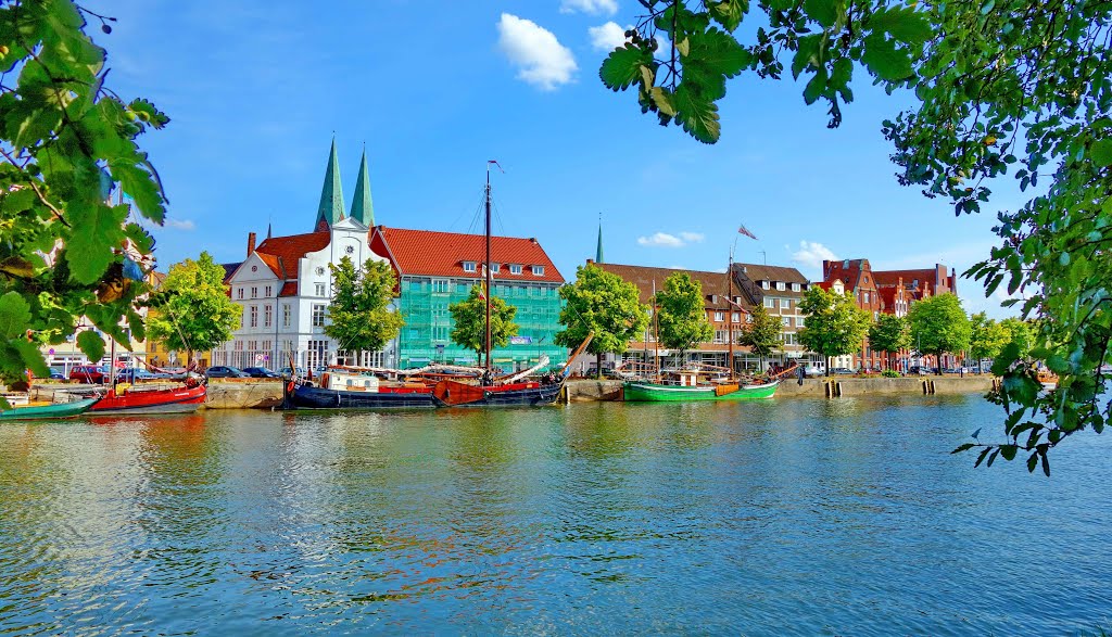 Der Holstenhafen mit historischen Segelschiffen - Lübeck by Rit@