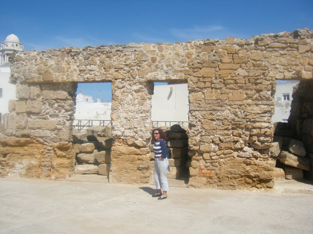 Cádiz. Ruinas del teatro romano by juan escalante