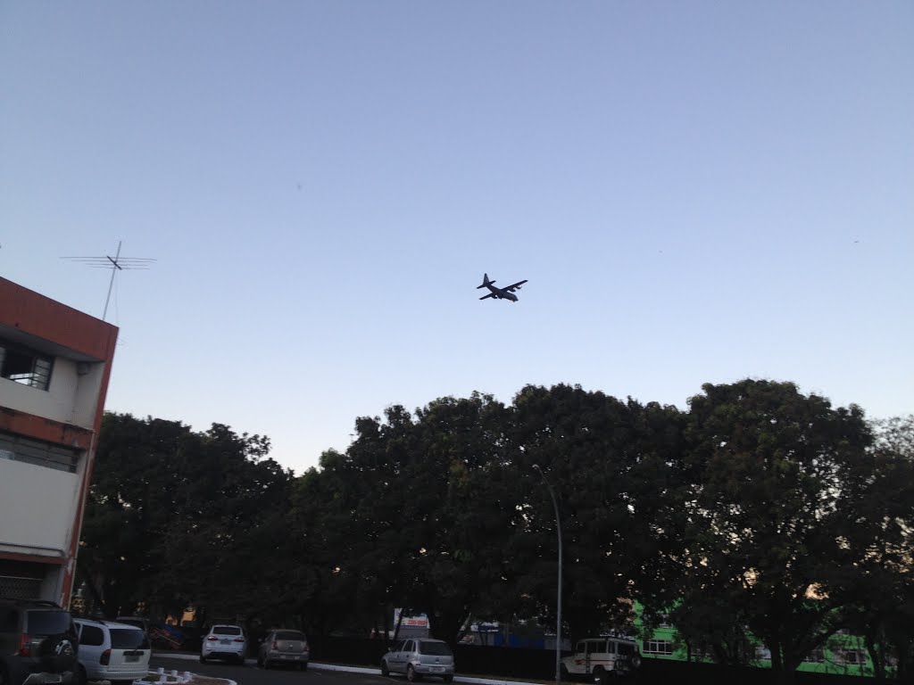 Um avião de quatro motores passando baixo. Se baixar mais bate no pé-de-pau. Núcleo Bandeirante, Brasília Distrito Federal - Brasil by Dedé de Zé Luca