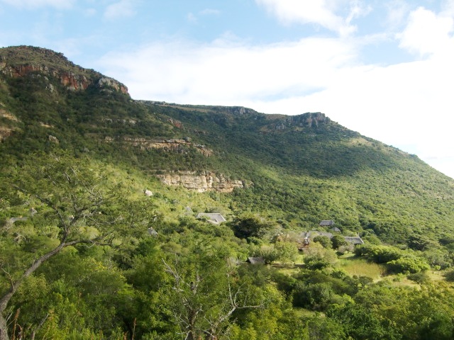 Bovenaan het paadje met zicht op de rieten daken van Ntshondwe Rest Camp (Trudi) by Trudi