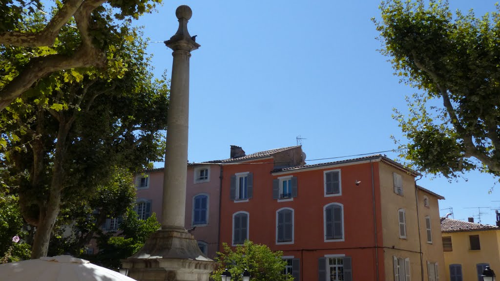 Monument au Place du Revelin by Bart Aerts