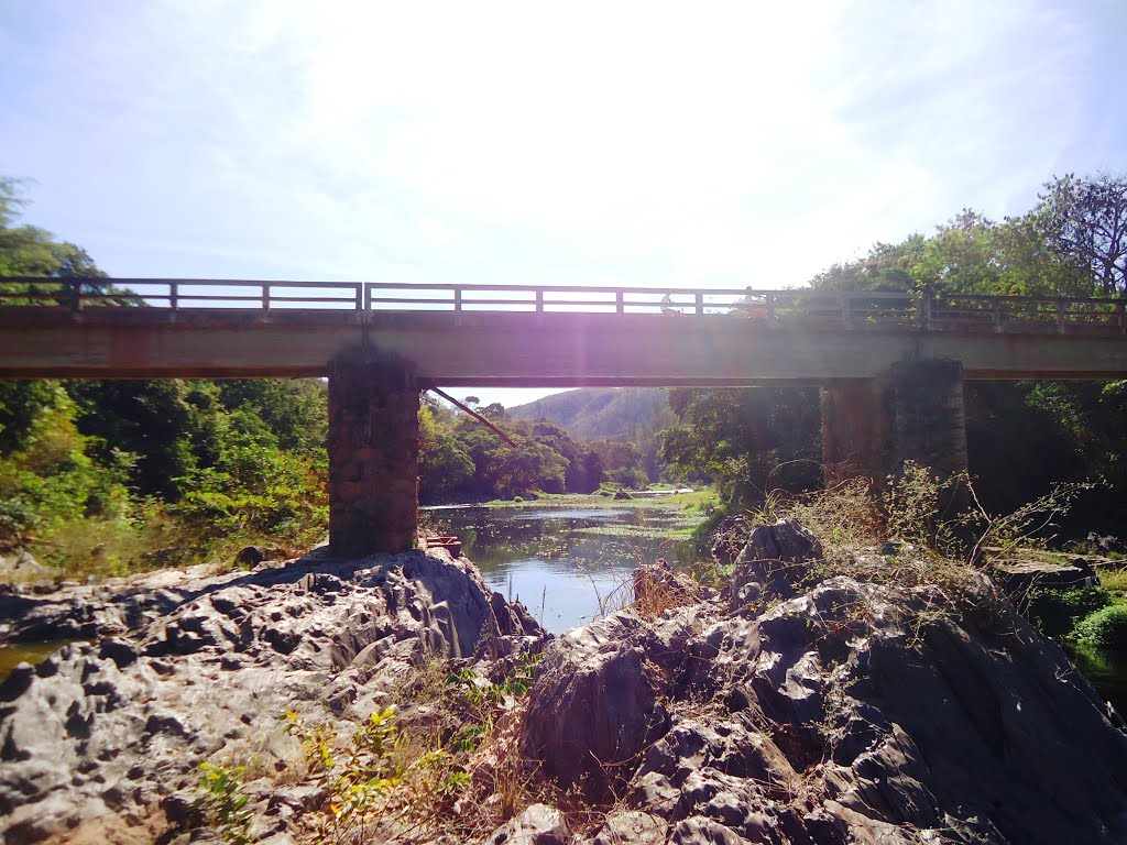 Rochas do Rio Pará em Velho da Taipa by Hamilton Vargas