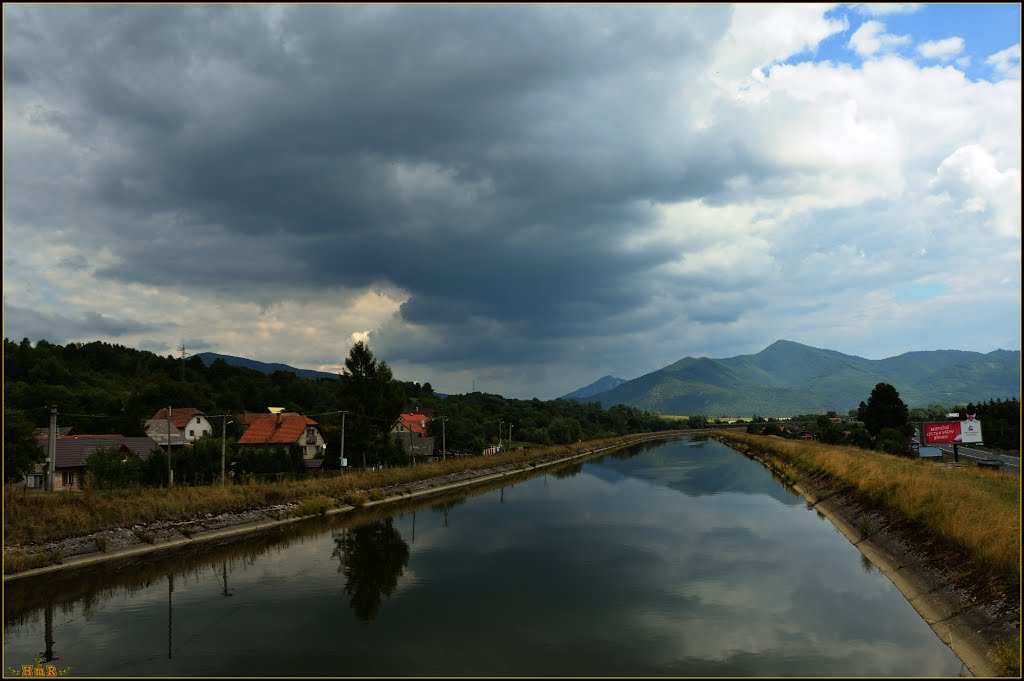 Ťažké mraky nad derivačným kanálom by Homer J