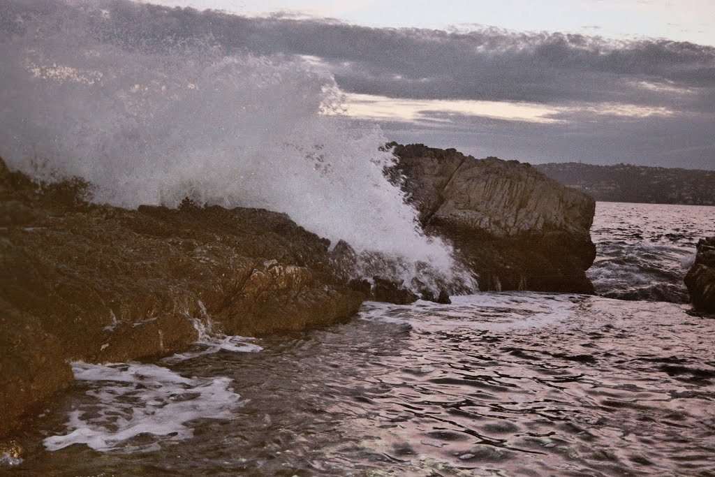 Onde rocciose, Cap d'Antibes, France by Luca De Girolamo