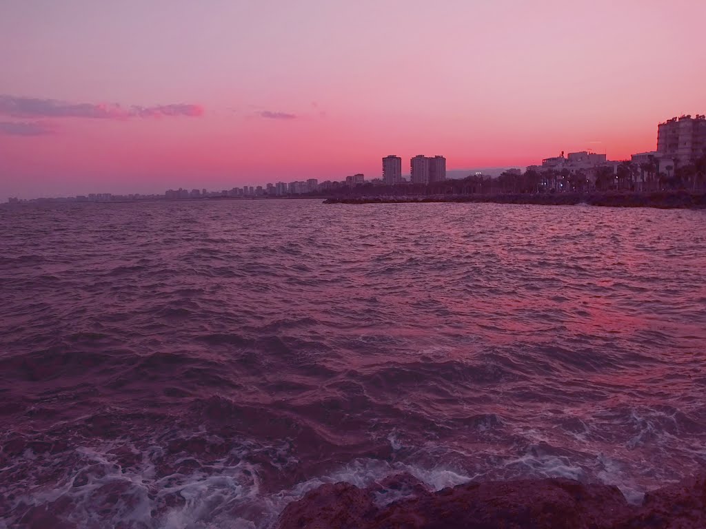 Akşamüstü Mersin Sahili by Tahir Yilmaz