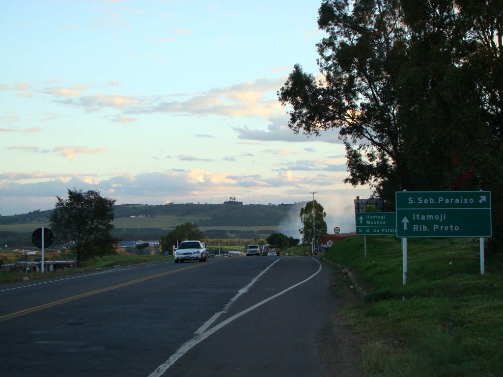 Rodovia BR-491, sentido São Paulo antes da construção do viaduto. by Alexandre Bonacini