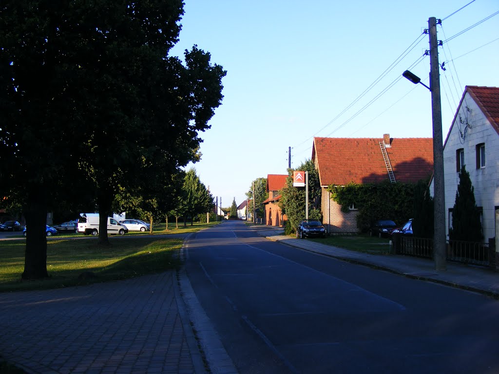 Lindena bei Doberlug, Gemeinde Schönborn, Niederlausitz. Dorfstrasse mit Blick zum Abzweig rechts zur Festwiese, Rückersdorfer Strasse, Gruhnower Strasse und Fischwasser Strasse. by velthurvik