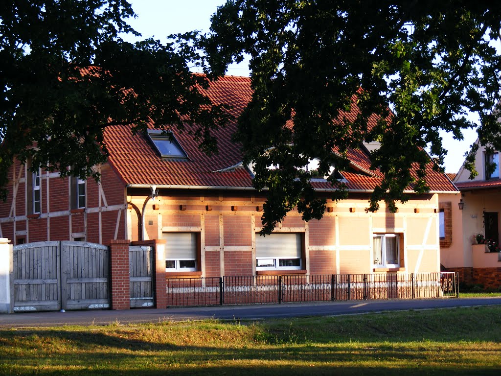 Lindena bei Doberlug, Gemeinde Schönborn, Niederlausitz. Lindenas modernstes Fachwerkhaus. Erbaut in der Neuzeit. by velthurvik