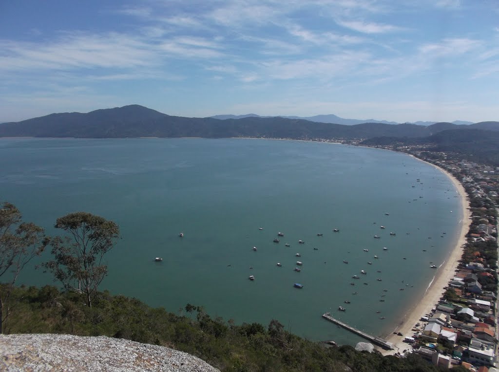 Canto grande, Praia de Zimbros, visto do morro do macaco. by Cátia Zemke