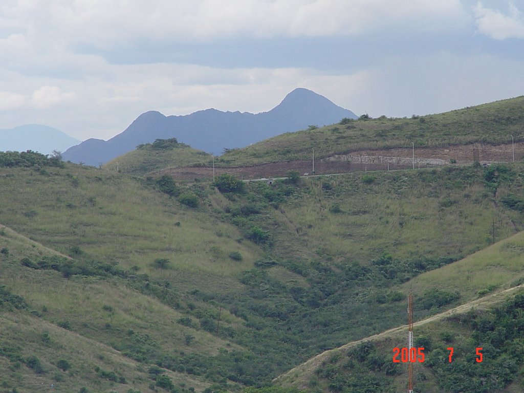 CERRO DE MATAMBO GIGANTE HUILA by Marco  Polo Salcedo