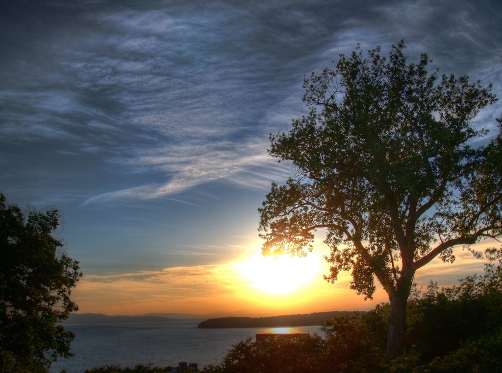 A Burlington sunset over Lake Champlain from Battery Park (HDR) by swift447