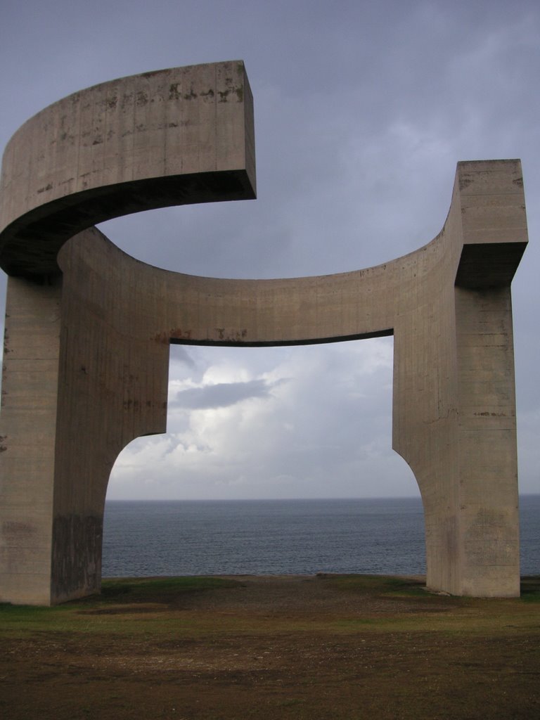 Chillida en Gijon by Luis Hernando