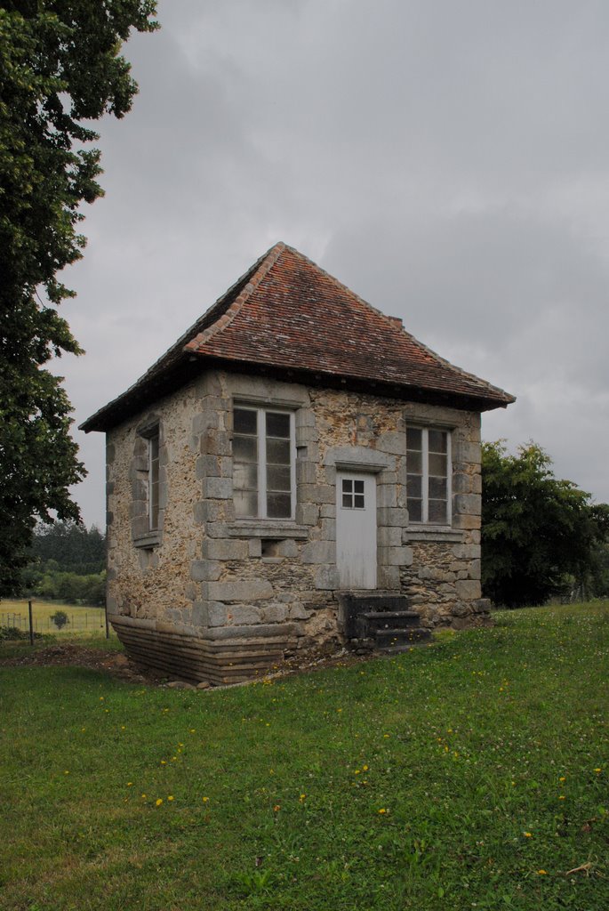 Les Cars : vestiges du pavillon du château by macrobert