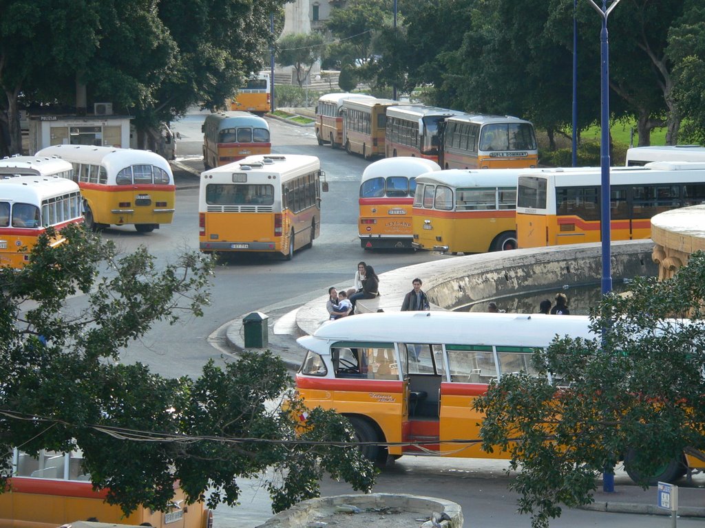 Busbahnhof Malta by peterrittmann