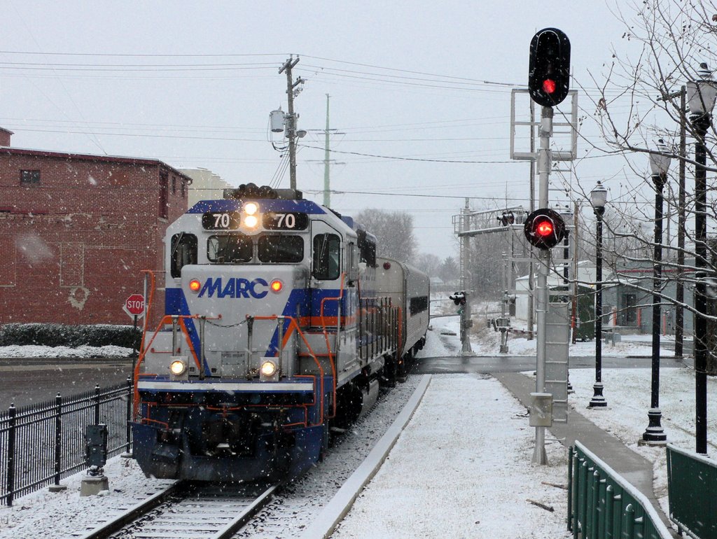 MARC GP-40 Pulls into Downtown Frederick by diesel dan