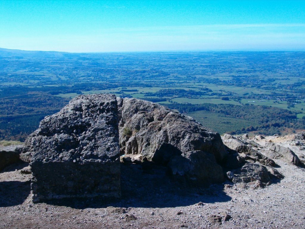 Pierre sur Puy de Dôme by Francois Esnault