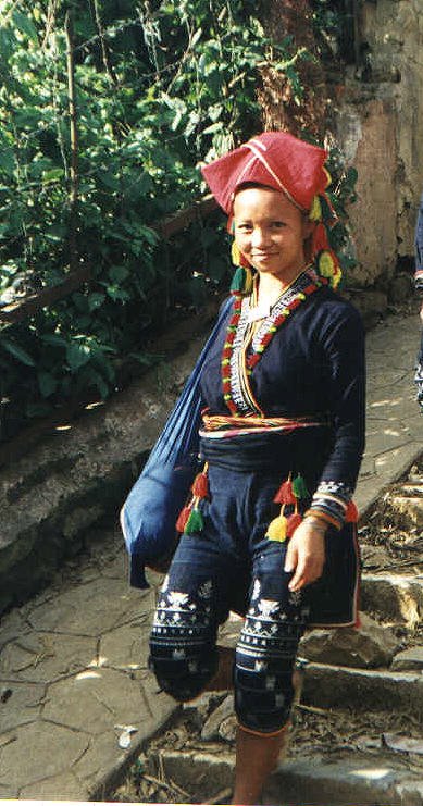 Dao girl smiling , going down to sapa market by Jeff31