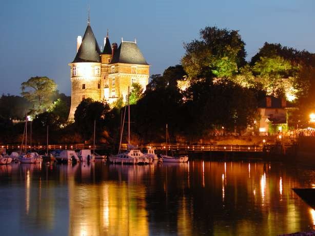 La nuit tombe sur le Château by Gwenhadu