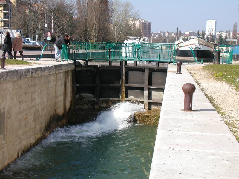 Ecluse du Port du Canal by Gwenhadu