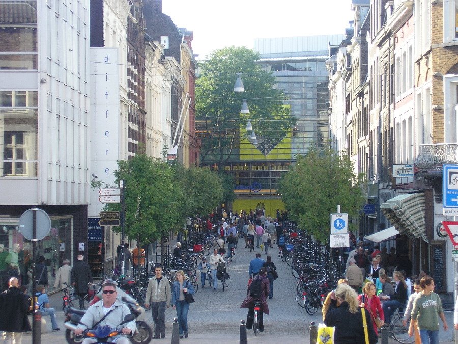 Maastrichter Brugstraat by Rick Bakker