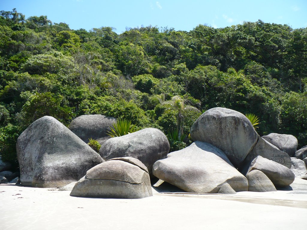 Rocas final da praia do Bombas (1) by Hernán Zabala