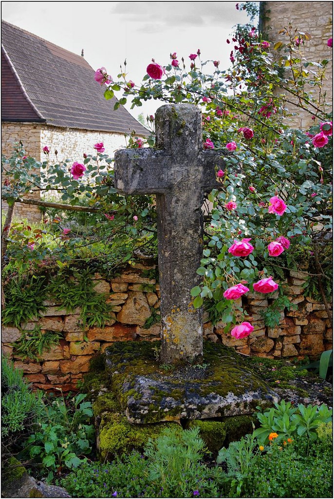 BOUZIC [24] : Croix de pierre fleurie à Nadalie. by Michel Chanaud